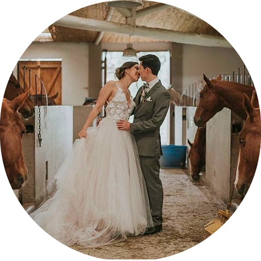 Pareja feliz celebrando eventos con EventClap