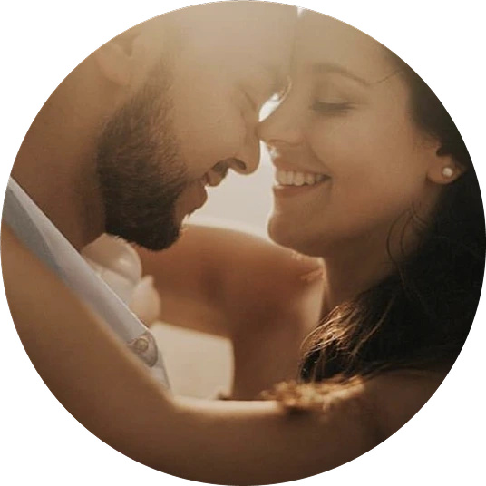 Pareja feliz celebrando eventos con EventClap